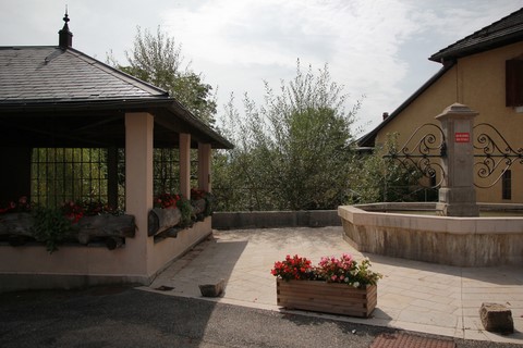 Lavoir De Ruffieu Et Fontaine